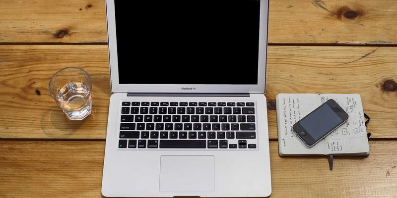 城市微花园：阳台与窗台的四季鲜花种植规划指南，打造原木风花艺美学