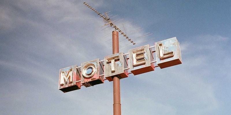 花艺与茶香的完美邂逅：新式茶饮店如何通过鲜花配送与花艺设计打造嗅觉营销新体验